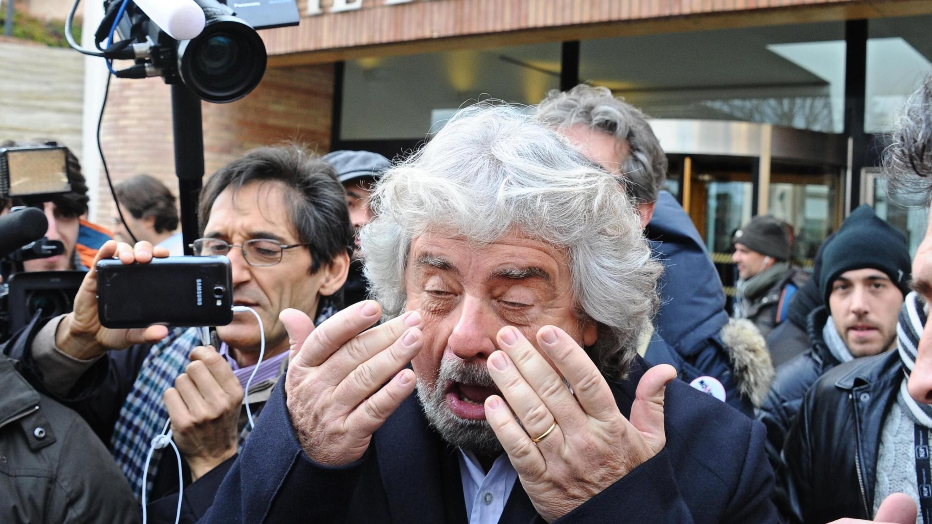 I sudditi di Siena in rivolta nell'assemblea show con Grillo