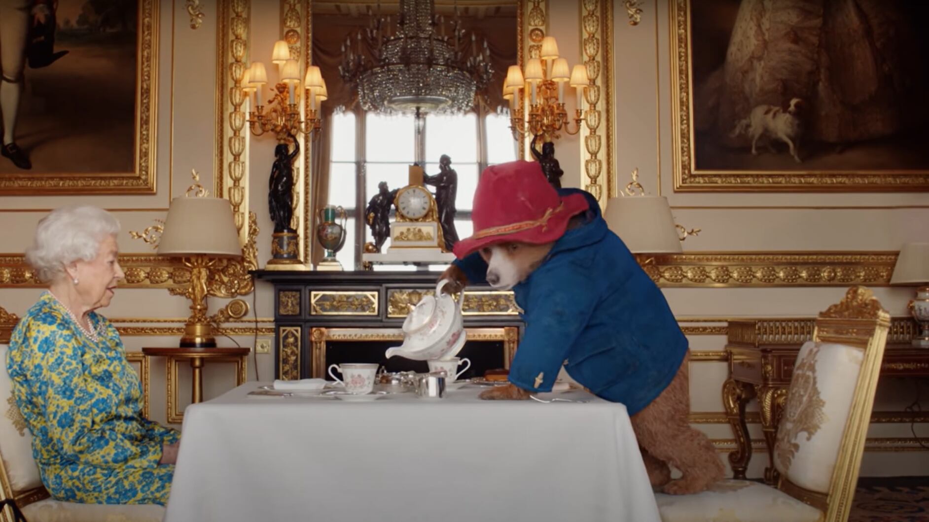 L’addio dell’orsetto Paddington alla regina Elisabetta: "Grazie di tutto"