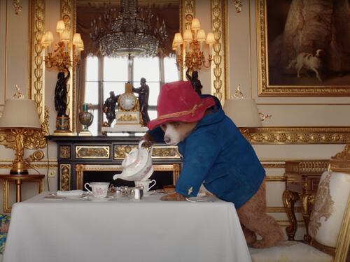L’addio dell’orsetto Paddington alla regina Elisabetta: "Grazie di tutto"