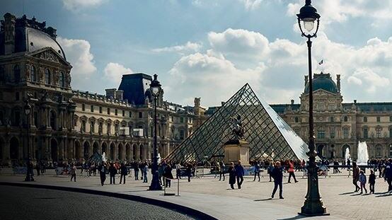 Francia nel caos: chiude il Louvre E Londra pensa a isolare le città La zona rossa ormai è l'Europa
