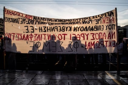 Grecia, scontri davanti al parlamento 10