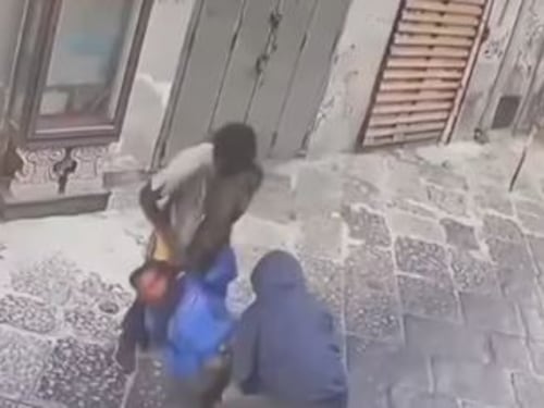 Bloccato a terra e preso per il collo: l’aggressione choc a Napoli