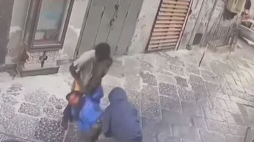 Bloccato a terra e preso per il collo: l’aggressione choc a Napoli