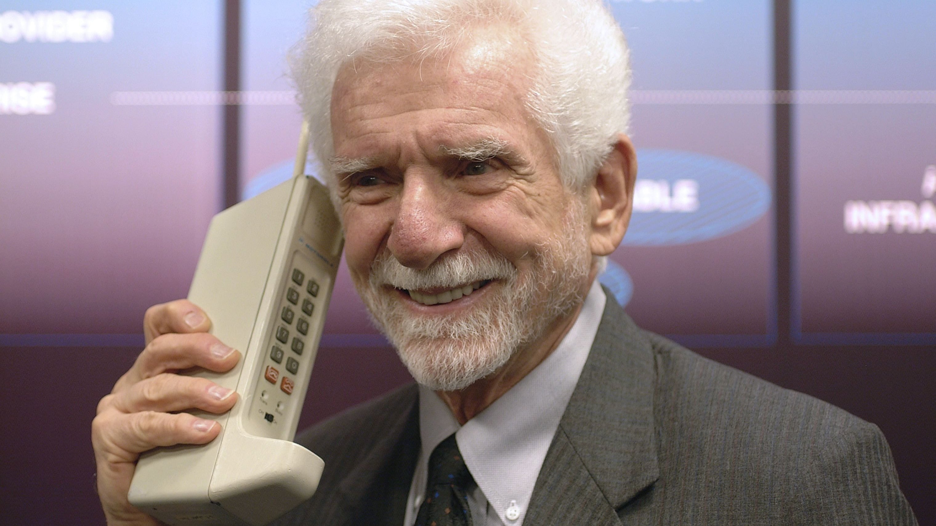 Quarant'anni fa la prima telefonata, ora il cellulare s'indossa