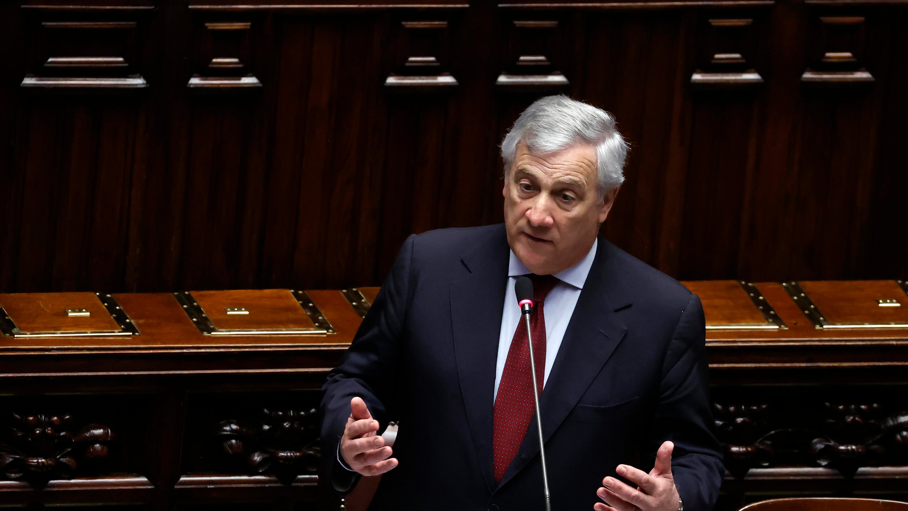 Anche Tajani boccia il salario minimo: "Spingerebbe verso il basso le retribuzioni"