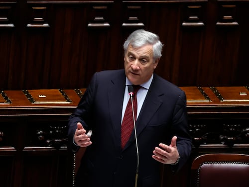 Anche Tajani boccia il salario minimo: "Spingerebbe verso il basso le retribuzioni"