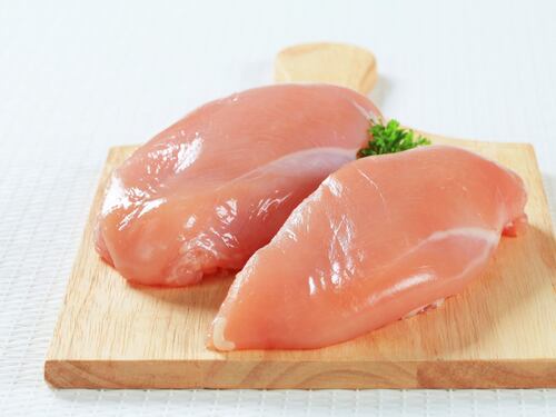 Pollo sul mercato nonostante la salmonella, indagati 6 veterinari e 2 dirigenti