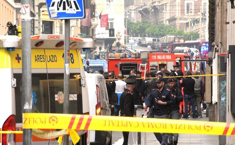 Roma, autobus Atac a fuoco in via del Tritone 4