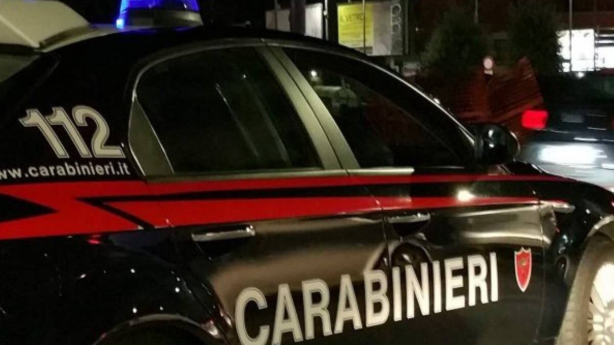 Via il reddito e l'uomo tenta di bruciare la stanza del sindaco