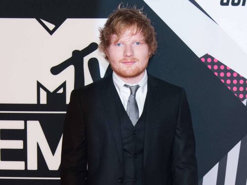 MTV EMA 2015: Ed Sheeran ubriaco sul palco, ironie in rete
