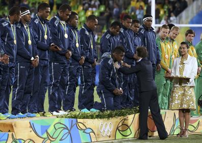 Olimpiadi, oro storico per le isole Fiji: la squadra di rugby in ginocchio sul podio per la principessa Anna 1