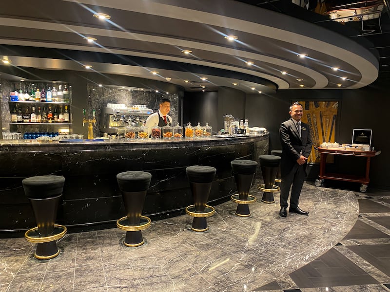 Bar service nel Top Sail dello Yacht Club su Msc Preziosa
