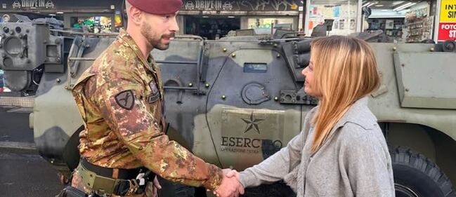 La premier incontra i soldati di Strade sicure 1