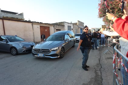 Messina Denaro, l’arrivo della bara al cimitero 3