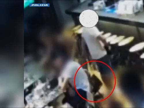 Furti nei ristoranti a Milano: come funziona la tecnica dello zaino