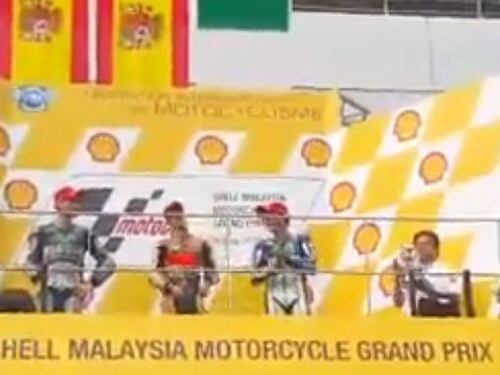 Valentino alza il trofeo e Lorenzo fa il pollice verso