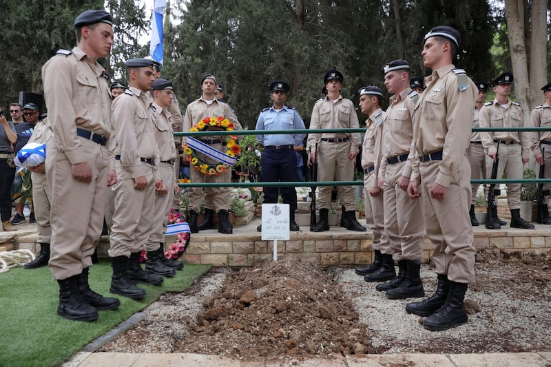 Soldati in piedi davanti alla tomba del militare israeliano Yuval Ben Yaakov, morto durante i combattimenti con i militanti di Hamas al confine con la Striscia di Gaza, durante il suo funerale nel kibbutz di Kfar Menahem, nel sud di Israele.