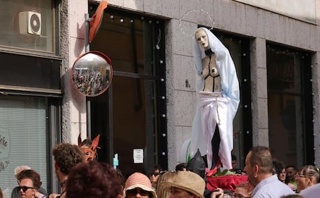 Manichino con la Madonna a seno nudo 2