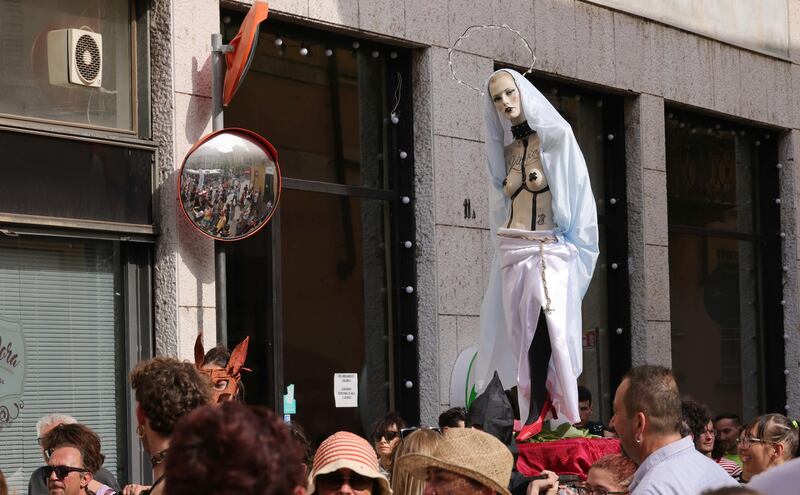 Manichino con la Madonna a seno nudo 2