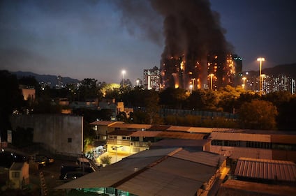 Vasto incendio a Hong Kong: le immagini del complesso residenziale in fiamme 3