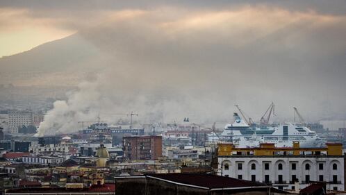 Napoli, grande incendio nell'ex campo rom di Parco Marinella 8