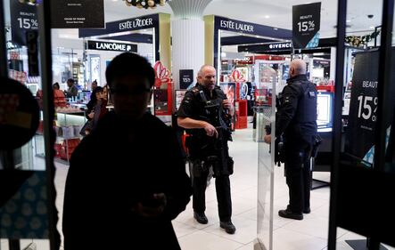 Londra, scatta l'allarme a Oxford Street: paura tra la gente 15