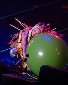 Miley Cyrus chiude il tour con Pamela Anderson 21