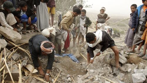 Yemen, bombardamenti vicino alla capitale Sana'a 11