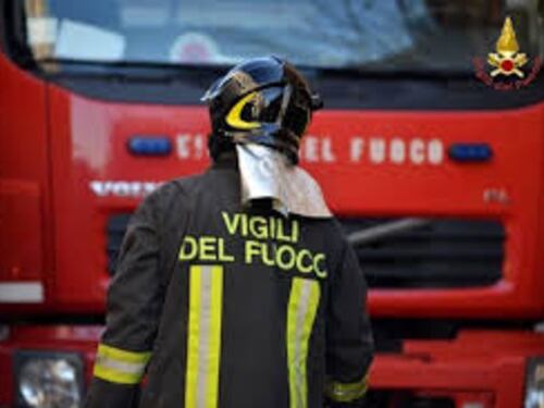 Donna nuda si barrica nella sua casa in fiamme: "È stato il demonio". Quattro agenti intossicati