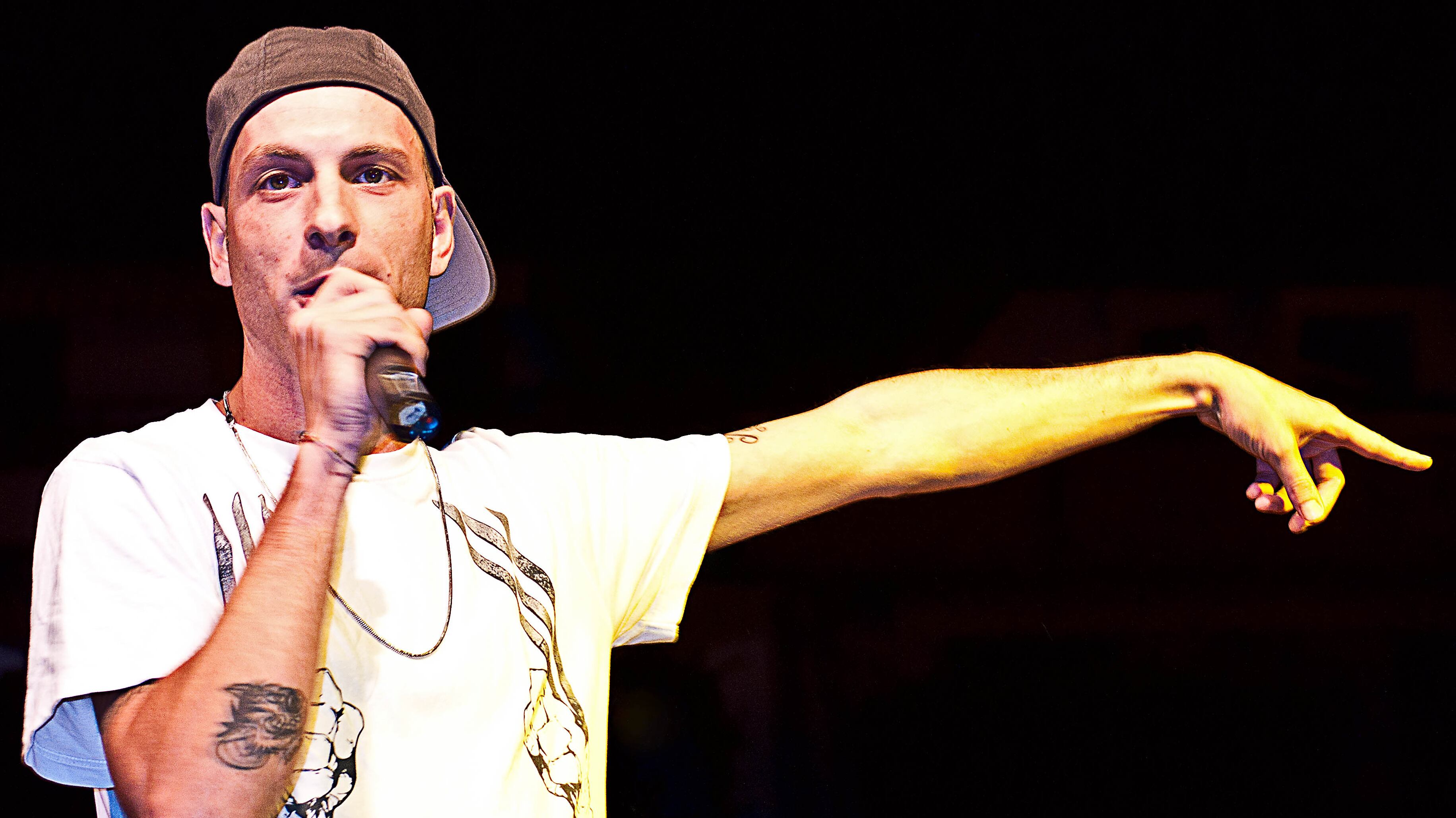"In nome della canna". E il rapper Clementino finisce indagato