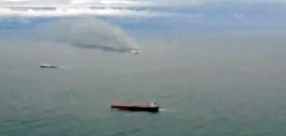 La colonna di fumo che sale dal traghetto in fiamme 3