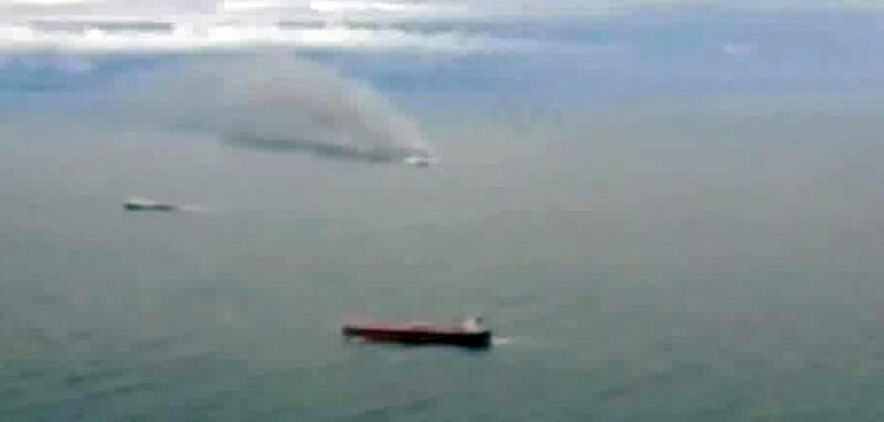 La colonna di fumo che sale dal traghetto in fiamme 3