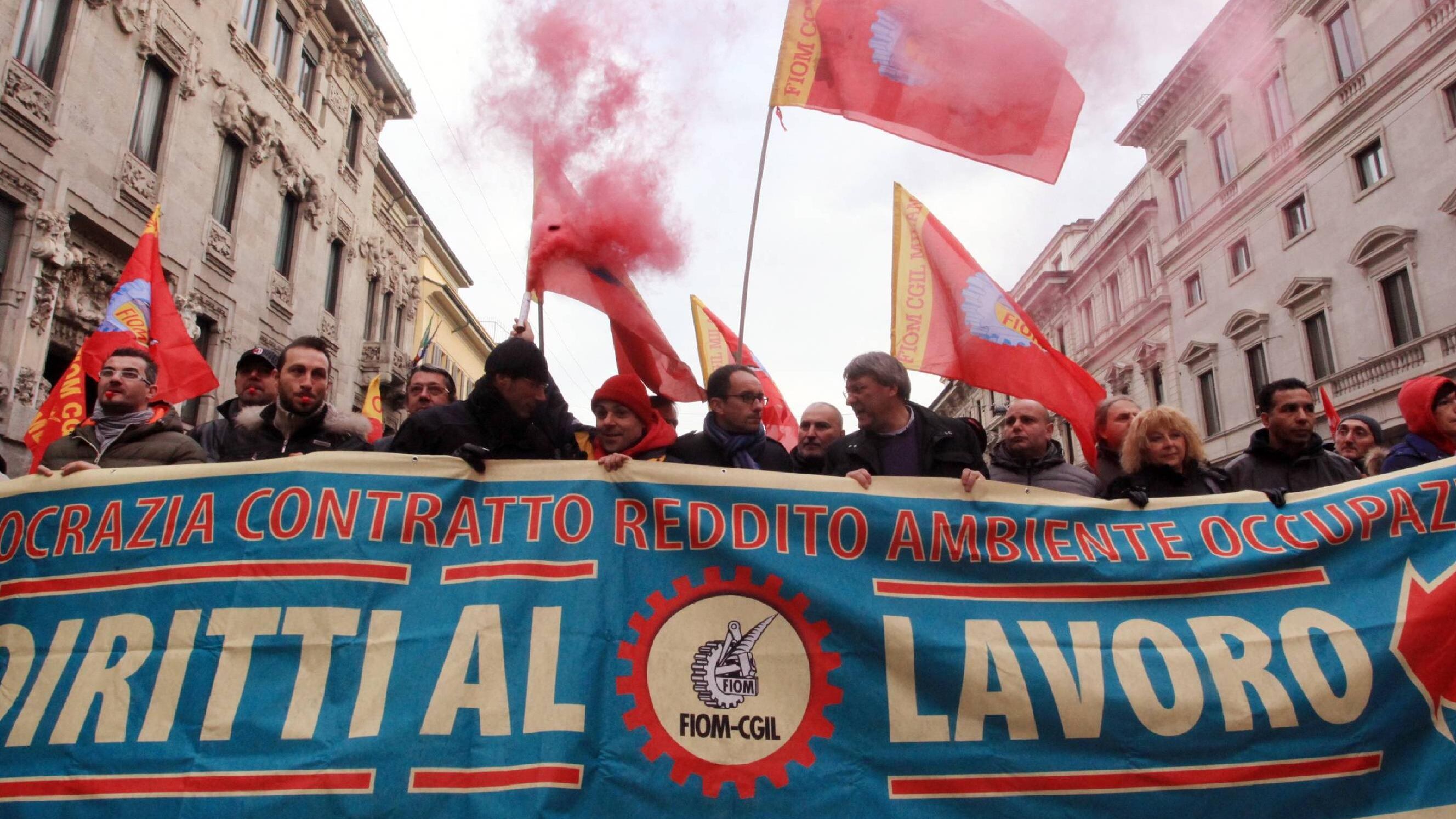 Il corteo di studenti e operai: maxi-protesta e traffico in tilt