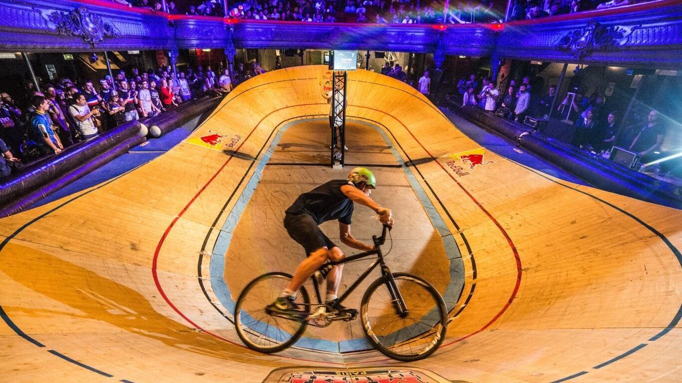 Adrenalina e campioni sulla pista più piccola del mondoIl Red Bull mini-drome sabato in via Sarpi