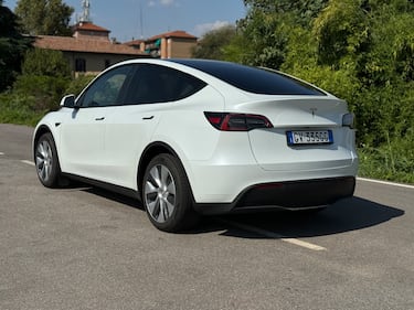 Tesla Model Y Long Range RWD: guarda la gallery del SUV elettrico super efficiente 18