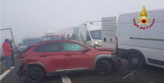 Doppio incidente in A22 e A1, 1 morto e 25 feriti: le immagini dei vigili del fuoco 3