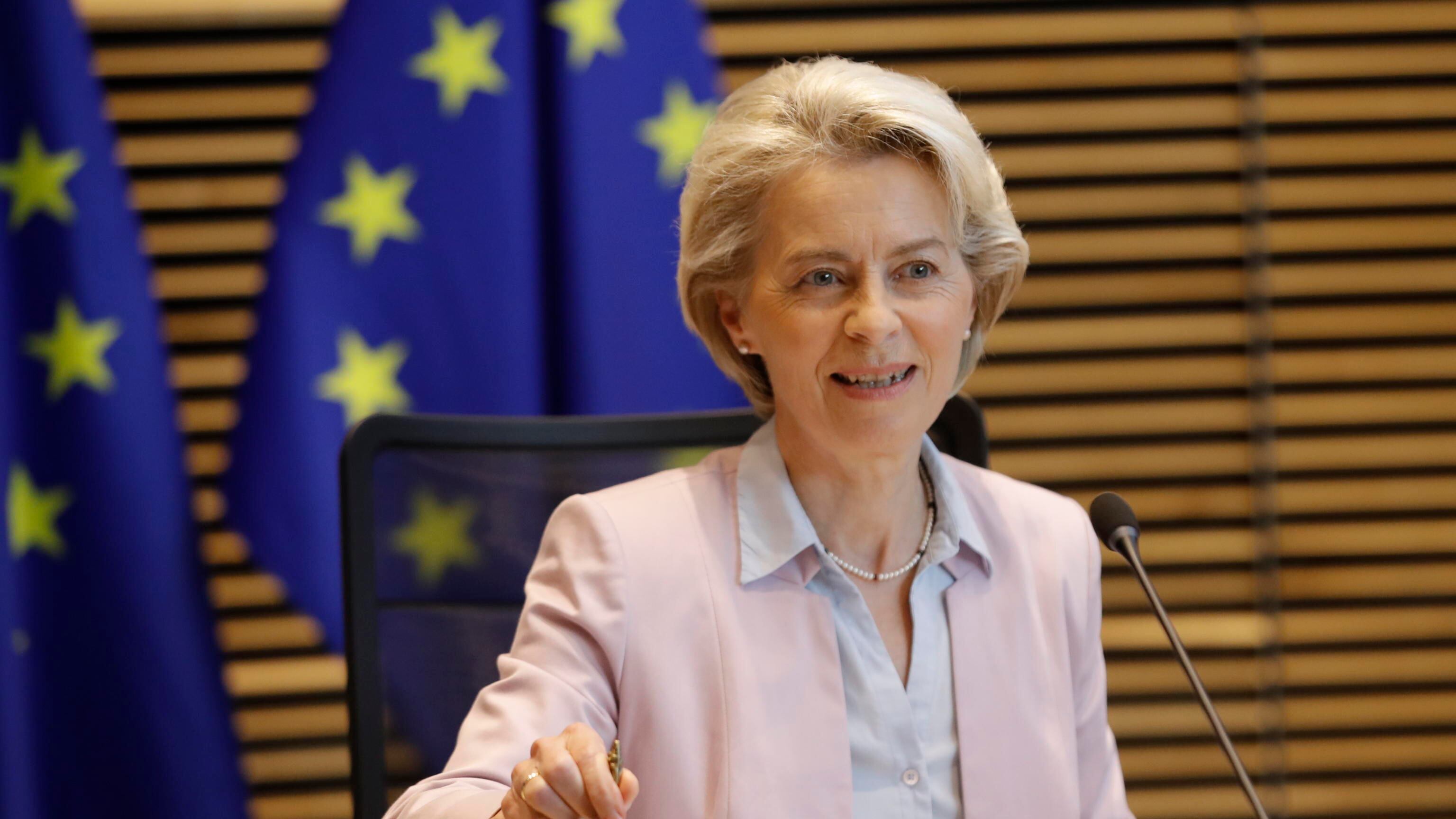 Ue, accordo al ribasso: tetto temporaneo al gas e acquisti comuni
