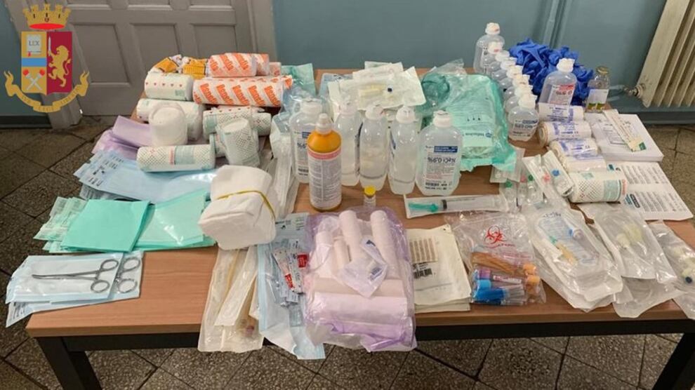 Rubava materiale sanitario nonostante l'emergenza, infermiere in manette