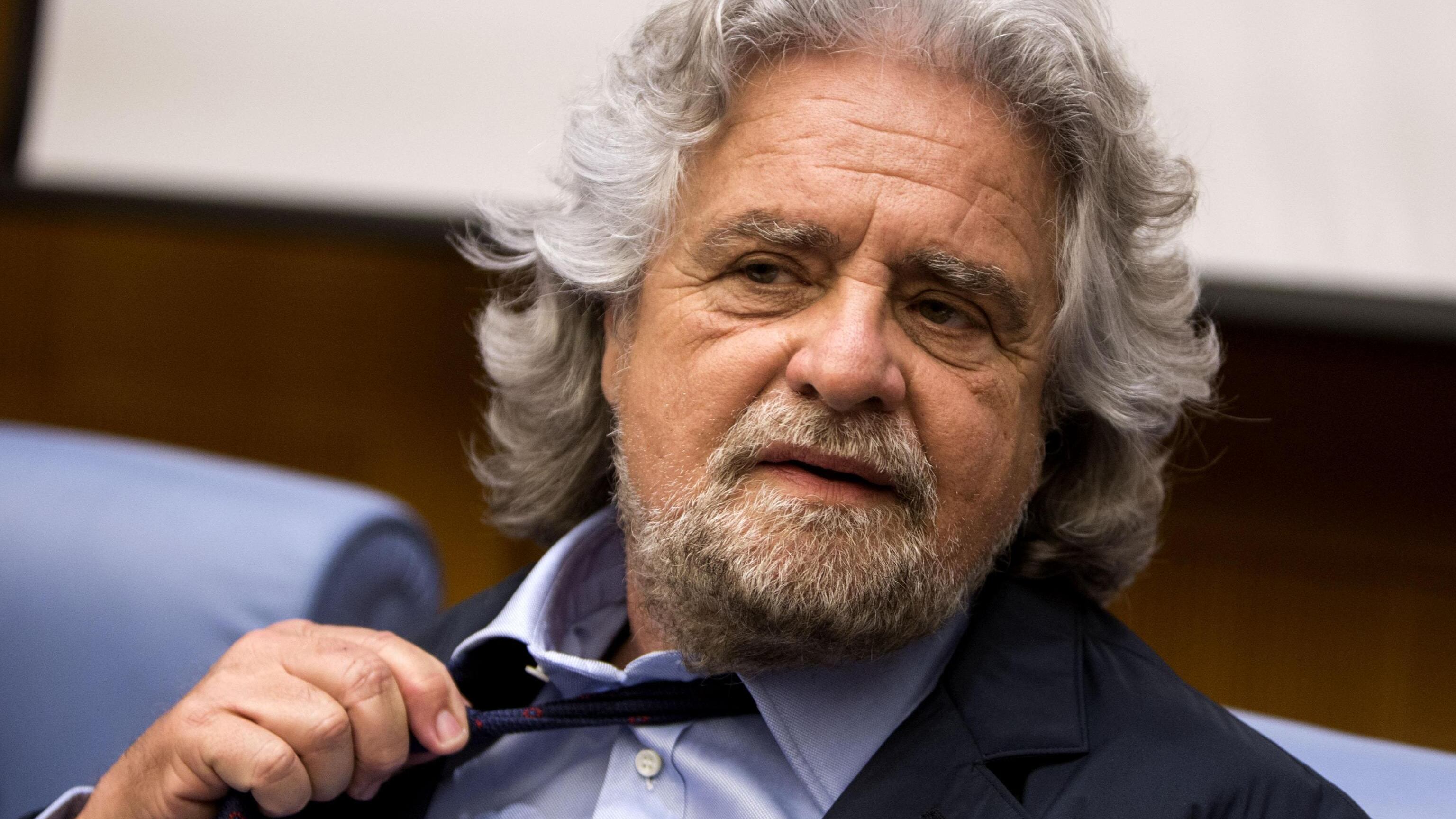 Grillo insiste: "La peste del Duemila è rossa, gli untori Pd e cooperative"