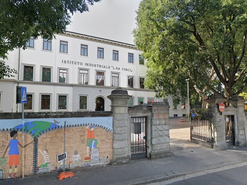 Firenze, assalto alla scuola con passamontagna e fumogeni: cosa è successo al Da Vinci