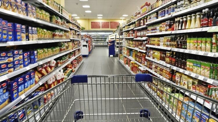 Puntine da disegno dentro la carne dei supermercati