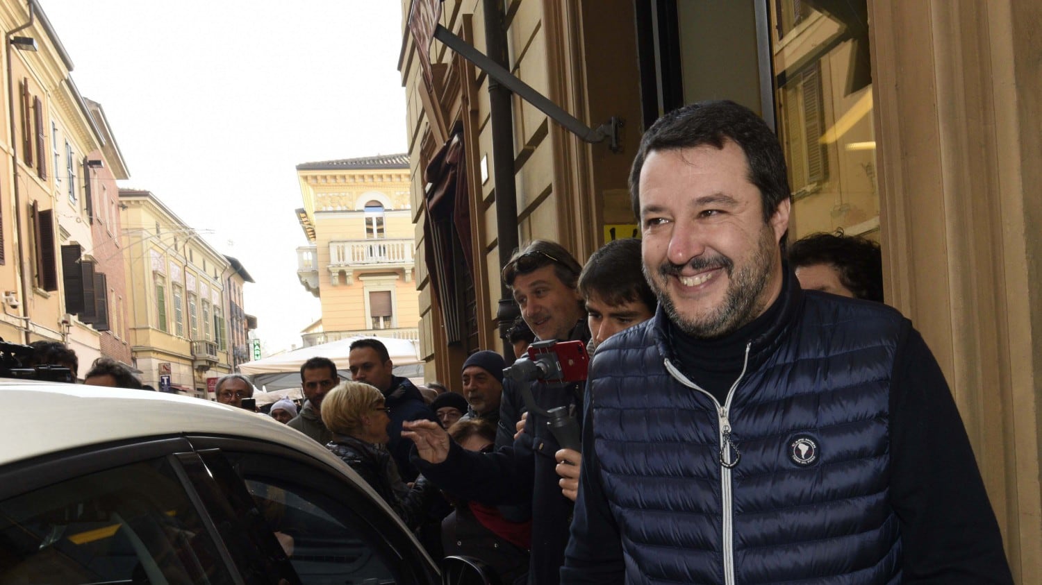 Salvini rilancia: "Tavolo su cinque punti. E poi si torna al voto"