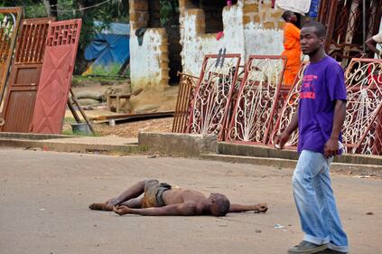 Ebola, i cadaveri abbandonati per strada 1