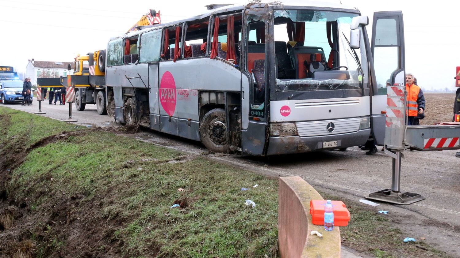 Uno scuolabus esce di strada: paura per 50 bimbi, 23 i feriti