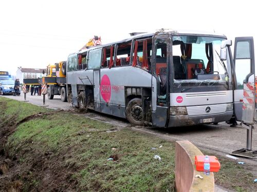 Uno scuolabus esce di strada: paura per 50 bimbi, 23 i feriti