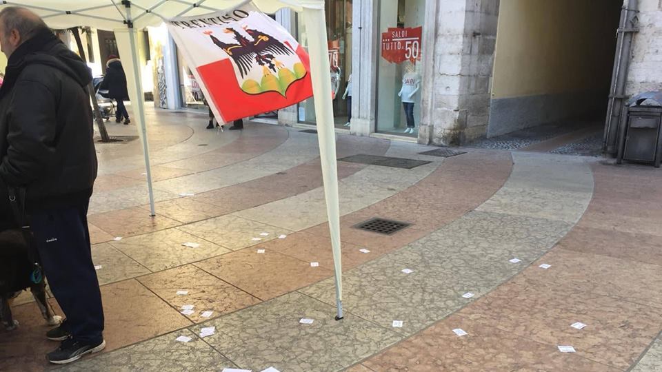 Trento, gazebo della Lega di Salvini attaccato da 15 anarchici