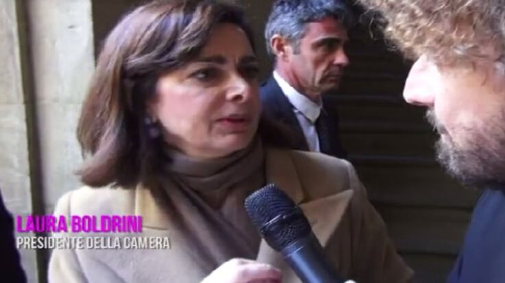 Le Iene incalzano la Boldrini e lei fugge davanti alla telecamera
