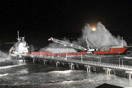 Marina di Massa, cargo si schianta contro il pontile e lo demolisce 7