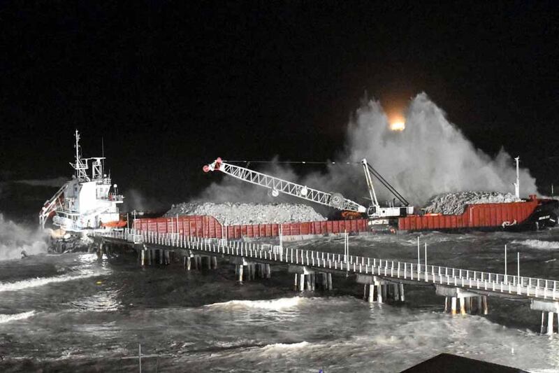Marina di Massa, cargo si schianta contro il pontile e lo demolisce 7