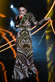 Sanremo 2024: ecco il look della prima serata del Festival di Angelica Mango 1